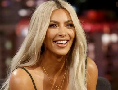 Κιμ Καρντάσιαν: «Ο άντρας μου δεν ξέρει από πολιτική αλλά του αρέσει ο Ν.Τραμπ»